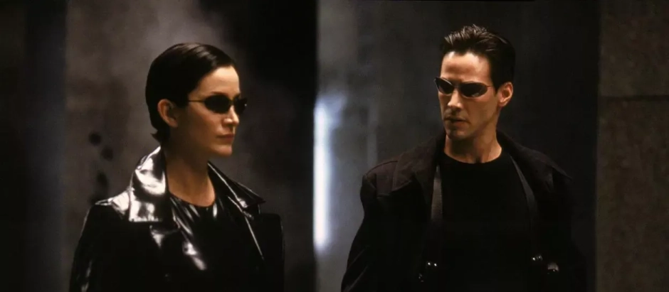 Carrie-Anne Moss y Keanu Reeves, en la película The Matrix
