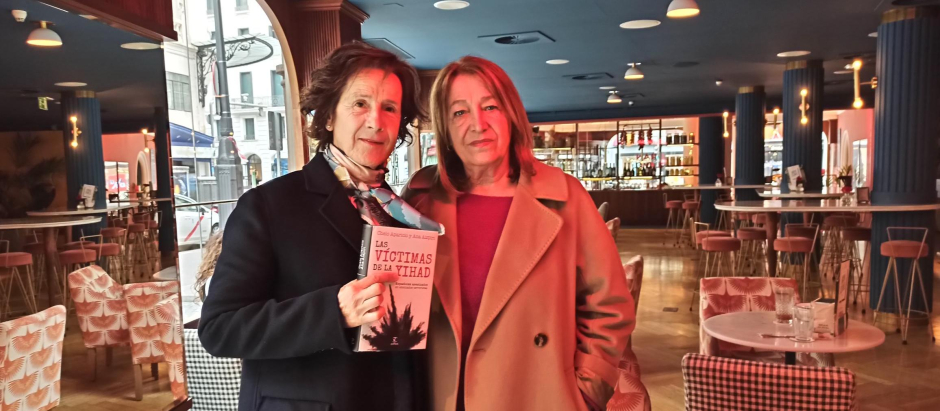 Las autoras del libro, Ana Aizpiri (izda.) y Chelo Aparicio (dcha.)