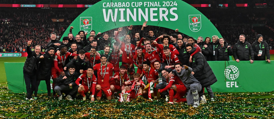 Los jugadores del Liverpool posan con el título de campeón de la Carabao Cup