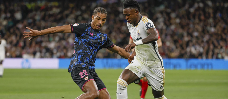 Vinicius intenta driblar a Badé en el Real Madrid - Sevilla