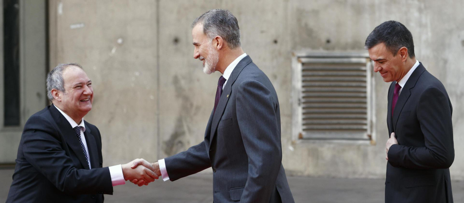 El rey Felipe VI saluda al ministro de Industria y Turismo, Jordi Hereu (i), en presencia del presidente del Gobierno, Pedro Sánchez