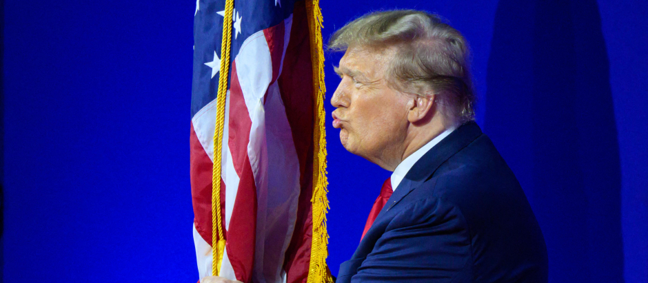 Donald Trump besa una bandera de EE.UU. en un acto en Carolina del Sur