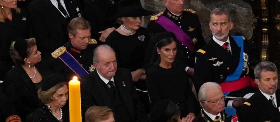 Los Reyes Don Felipe, Doña Letizia, Don Juan Carlos y Doña Sofía, en el funeral de Isabel II en Westminster en 2022.