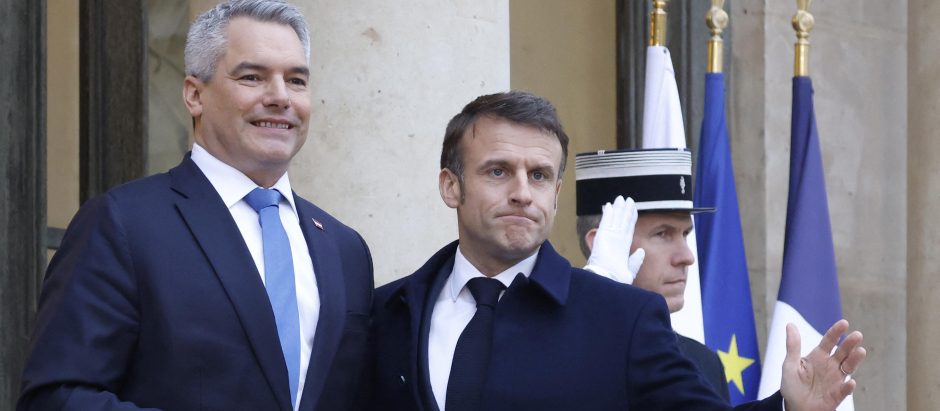 Karl Nehammer, canciller austríaco, es recibido por Emmanuel Macron en el Elíseo
