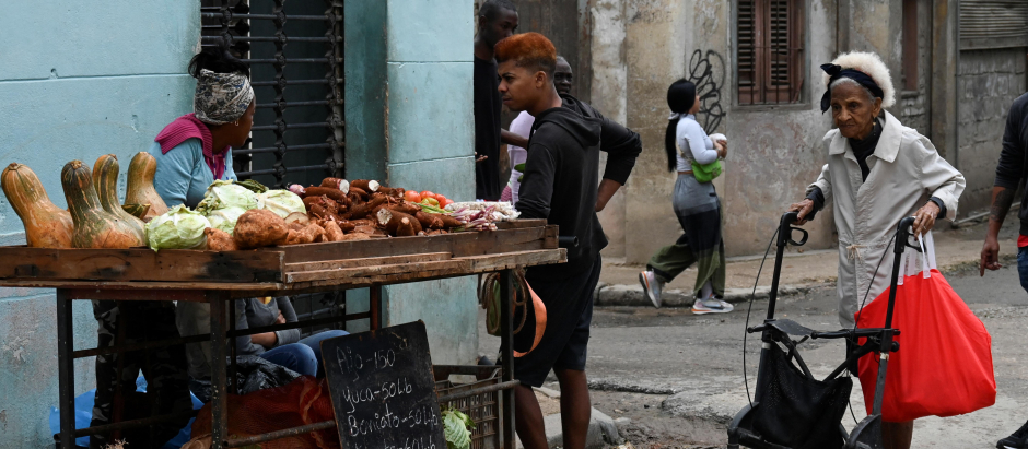 Personas comprando comida en una calle de La Habana