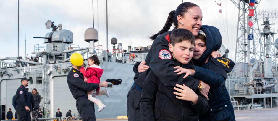 Una emotiva imagen difundida por la Armada del recibimiento de una de las tripulantes de la fragata Victoria tras cuatro meses en el Índico