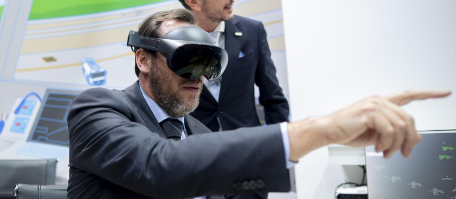 l ministro de Transportes y Movilidad Sostenible, Óscar Puente (c), con unas gafas de realidad virtual, durante su visita a la 44ª edición de la Feria Internacional del Turismo, Fitur