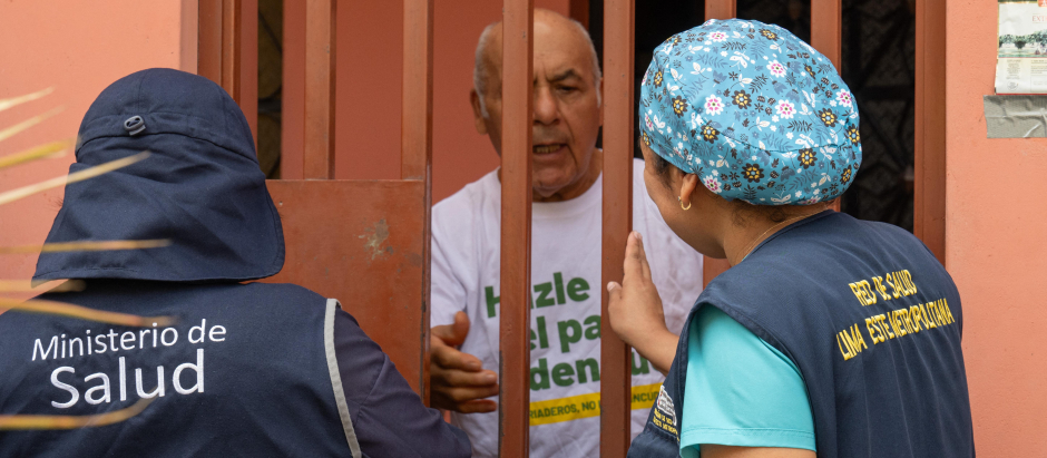 Una brigada del Ministerio de Salud de Perú instruye a un residente sobre cómo evitar y los peligros del dengue en Lima
