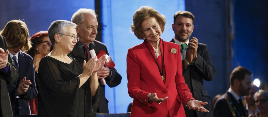 Doña Sofía es aplaudida tras recibir la Medalla de Oro de las Islas Baleares