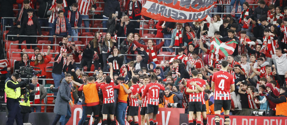 Los jugadores del Athletic Club celebran el tercer gol del equipo vasco durante el partido de vuelta de semifinales de la Copa del Rey que Athletic Club de Bilbao y Atlético de Madrid disputan este jueves en el estadio de San Mamés, en Bilbao. EFE/Luis Tejido