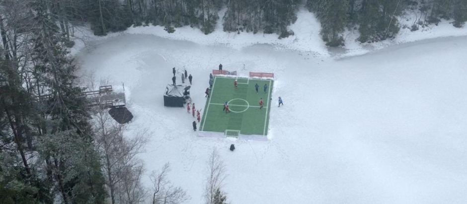 OnePlus organizó un partido en un lago helado para presentar el OnePlus 12