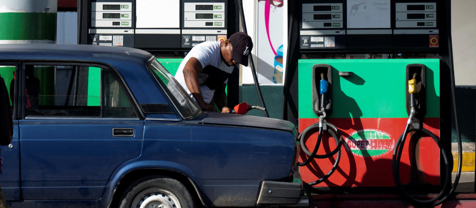 Un cubano reposta gasolina en una estación de combustible de La Habana