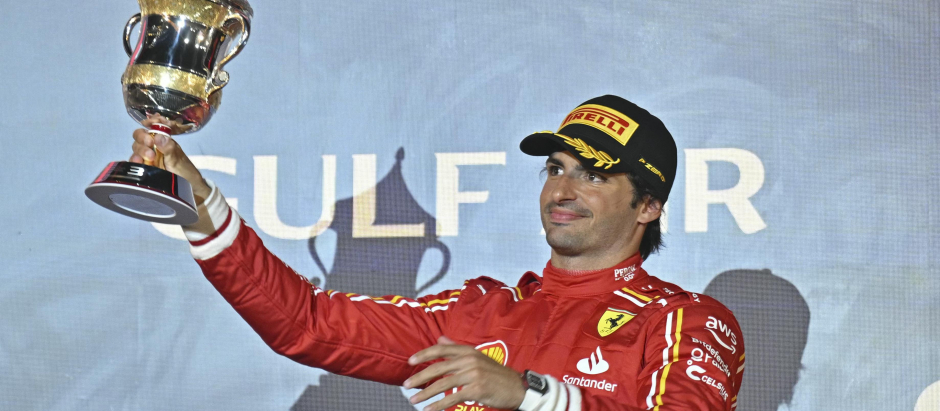 Carlos Sainz levanta el trofeo que le acredita como el tercer clasificado