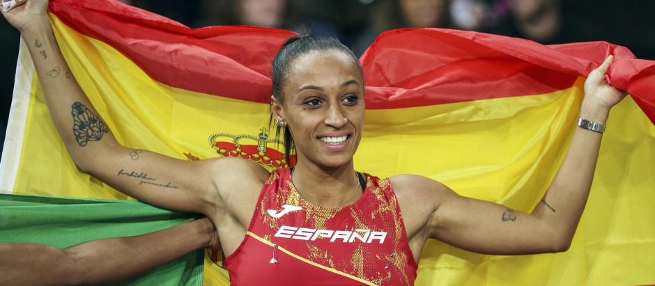 Ana Peleteiro celebra la medalla de bronce arropada con la bandera de España