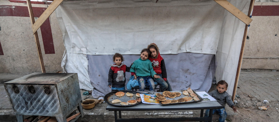 Un grupo de niños en un puesto de venta de pan plano en Deir al-Balah, en el centro de Gaza
