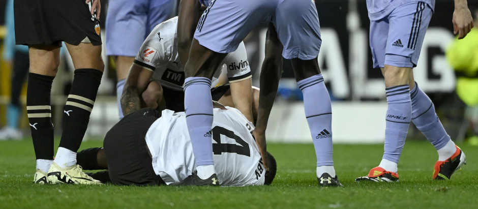 Diakhaby tendido en el suelo tras la gravísima lesión que sufrió