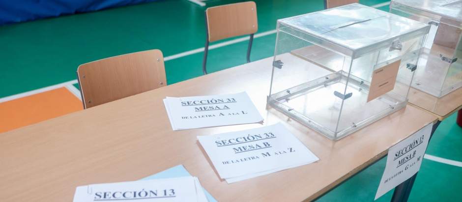 Foto de archivo de una mesa electoral