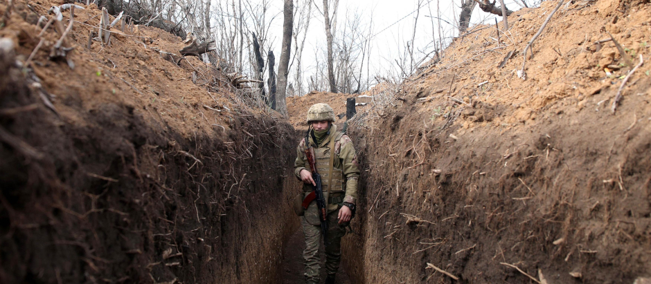 Combatientes ucranianos en trincheras en Donetsk