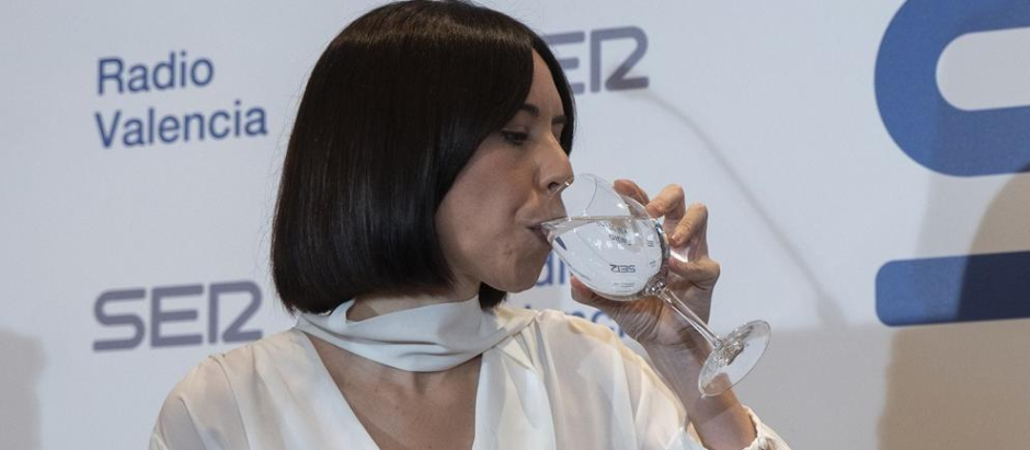 La ministra de Ciencia, Innovación y Universidades, Diana Morant, bebe agua durante un acto.