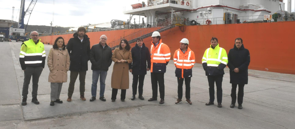 Representantes de Xunta, Autoridad Portuaria de La Coruña y empresas recibieron al carguero
