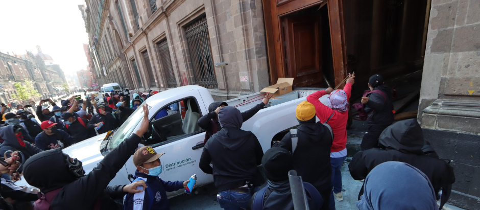 Una puerta del Palacio presidencial de México fue derribada con un vehículo de la empresa nacional de energía
