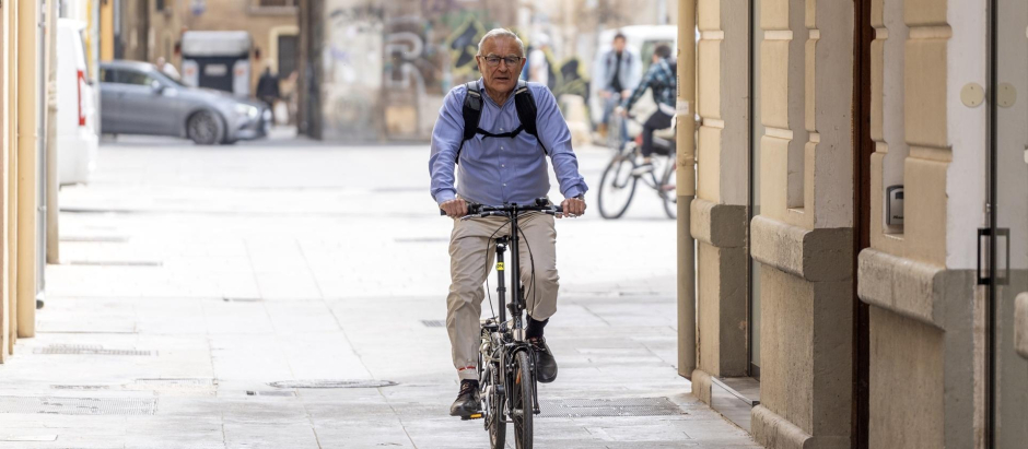 El exalcalde de Valencia Joan Ribó, en bicicleta por una céntrica calle de la ciudad