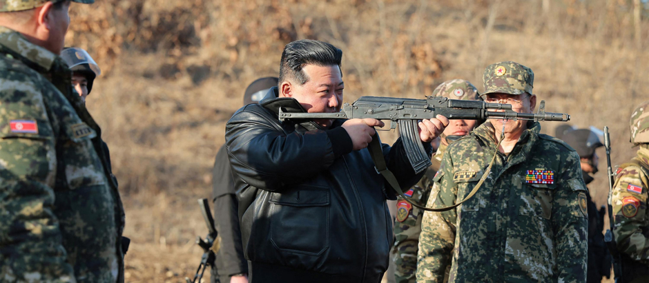 Kim Jong-un inspecciona una base militar norcoreana