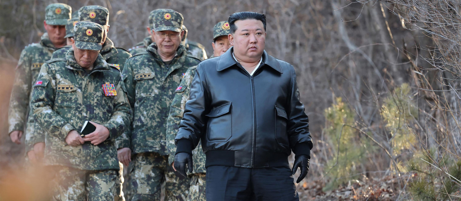 Kim Jong Un asiste a unos ejercicios militares en una base norcoreana