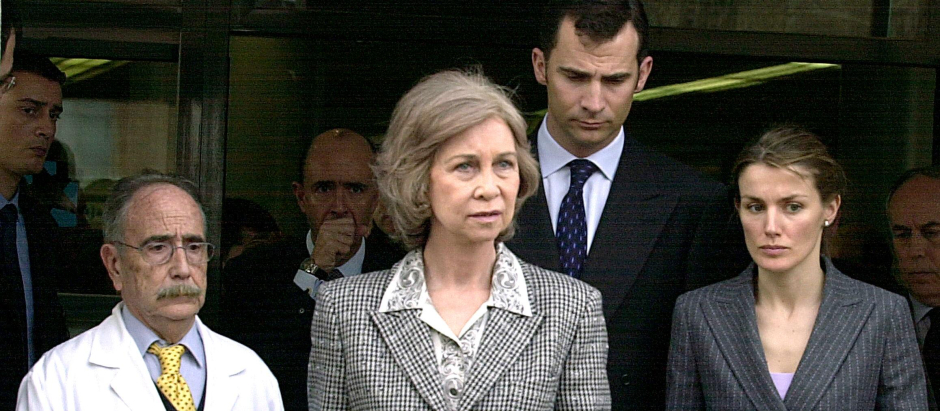 La Reina Doña Sofía, acompañada por el entonces Príncipe de Asturias y su prometida, durante la visita a los heridos de los atentados