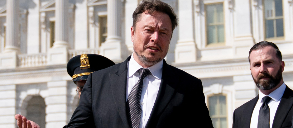 Elon Musk frente al Capitolio, sede del Congreso de EE.UU.