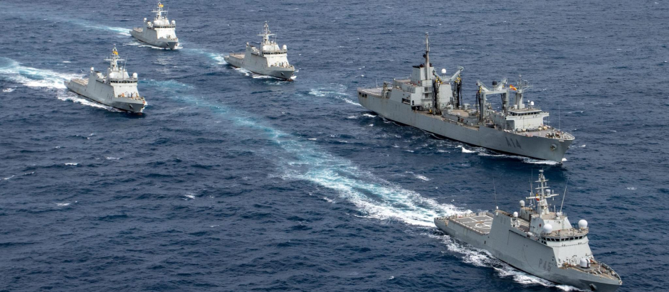 Un buque de acción marítima y cuatro patrulleros navegan en maniobras militares en Canarias