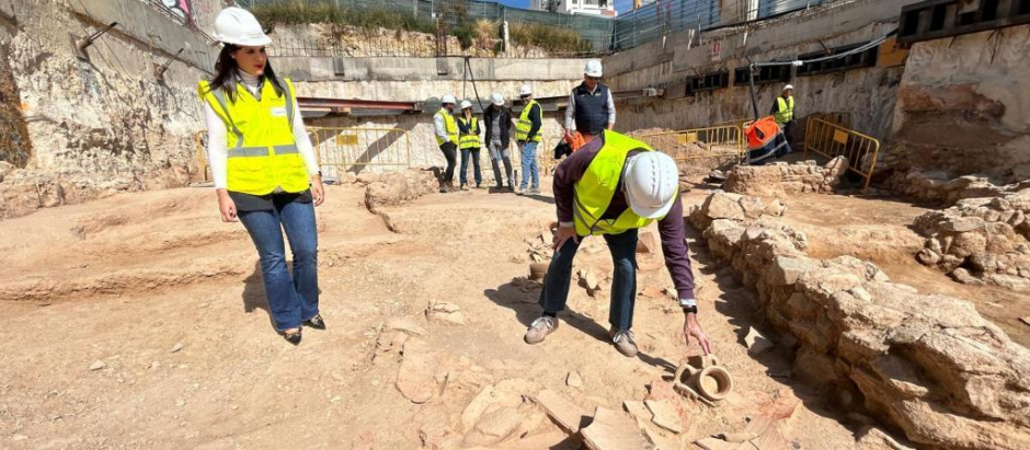 La concejala de Cultura de Alicante, Nayma Beldjilal, en el solar en proceso de excavación