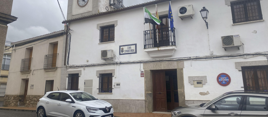 Fachada de la Casa Consistorial de Hinojal (Cáceres)