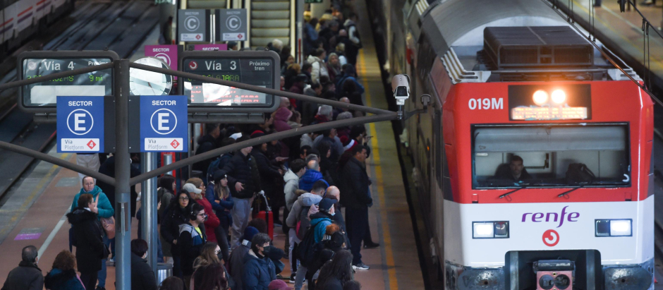 Decenas de personas en un andén de Cercanías en la estación de Atocha