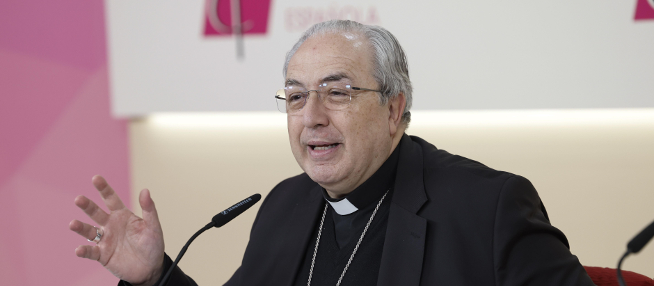 César García Magán explica en una rueda de prensa los trabajos de la Asamblea Plenaria de los obispos, este viernes en Madrid