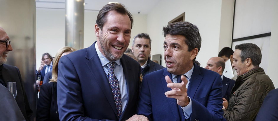 El presidente de la Generalitat Valenciana y el ministro de Transportes, tras una visita al Puerto de Valencia