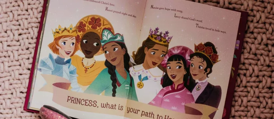 Detalle de una doble página de Princesses of Heaven