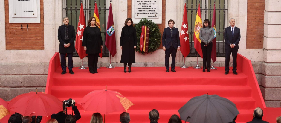 Isabel Díaz Ayuso y José Luis Martínez-Almeida en el homenaje en el homenaje a las víctimas del 11M en 2022