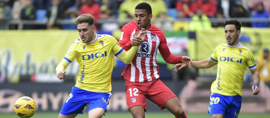 Samuel Lino pelea un balón con Iza Carcelén en el Cádiz vs Atlético de Madrid