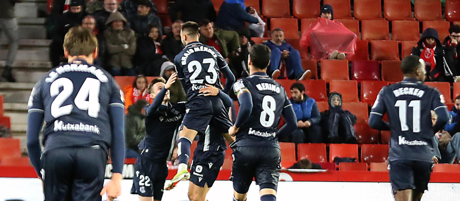 Los jugadores de la Real Sociedad celebran el tercer gol de su equipo ante el Granada