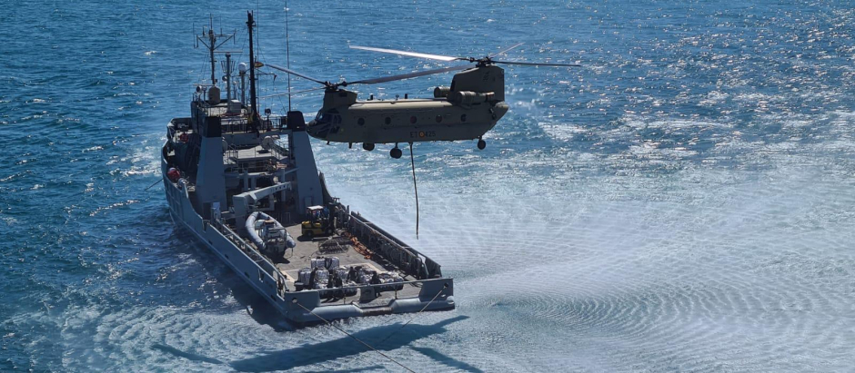 Un helicóptero Chinook del Ejército de Tierra y el buque auxiliar Mar Caribe, en el peñón de Vélez