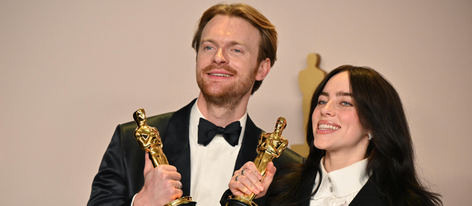 Billie Eilish y Finneas O'Connell posan con sus Premios Oscar a 'Mejor Canción'