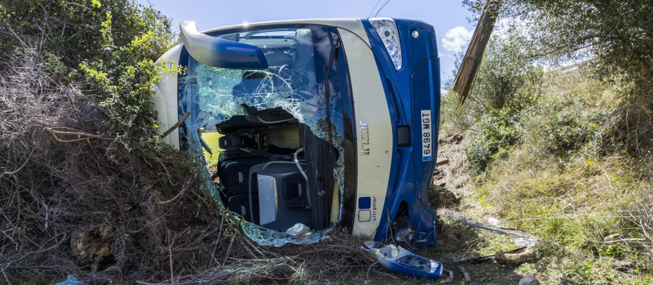 El autocar que se ha salido de la carretera y ha volcado en una carretera de Mallorca