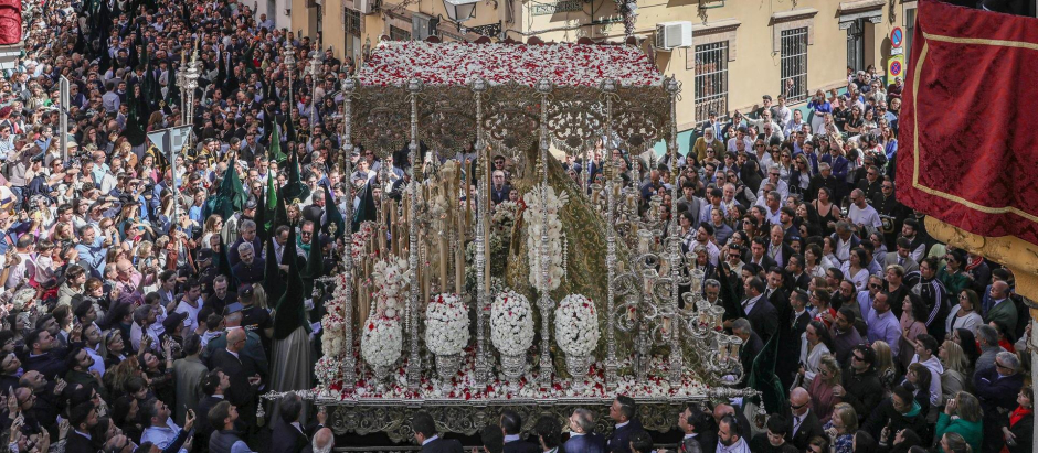 El palio de la Virgen de la Esperanza Macarena, de regreso a su Basílica en la Madrugá de 2023