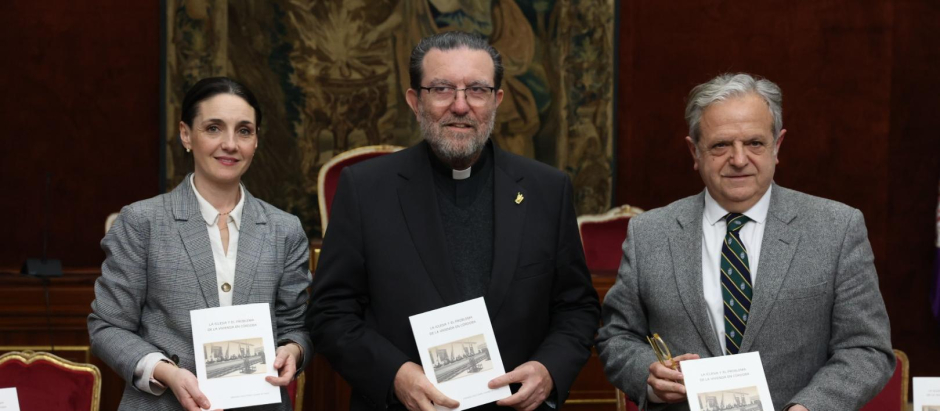 La presentación del libro 'La iglesia y el problema de la vivienda en Córdoba', en imágenes