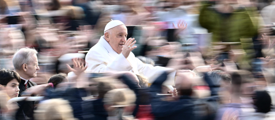 El Papa Francisco, a su llegada a una audiencia en la plaza de San Pedro