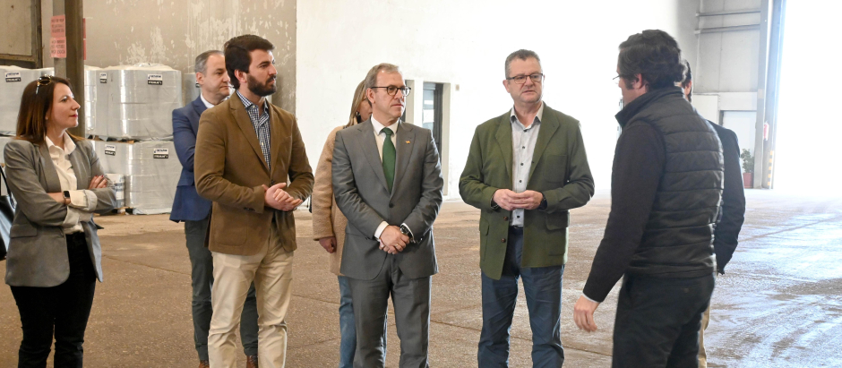 El vicepresidente de Castilla y León visita la finca segoviana de la empresa Planasa, líder en producción de plantas de frutos rojos