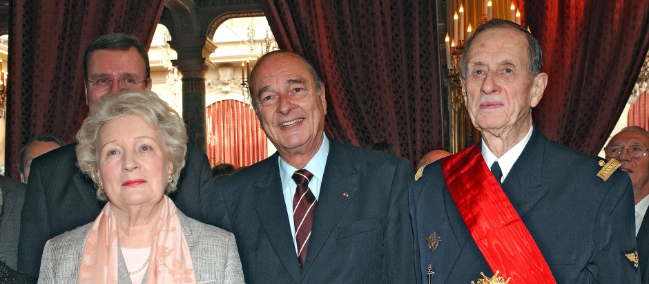 El expresidente francés Jacques Chirac junto a Philippe de Gaulle y su mujer