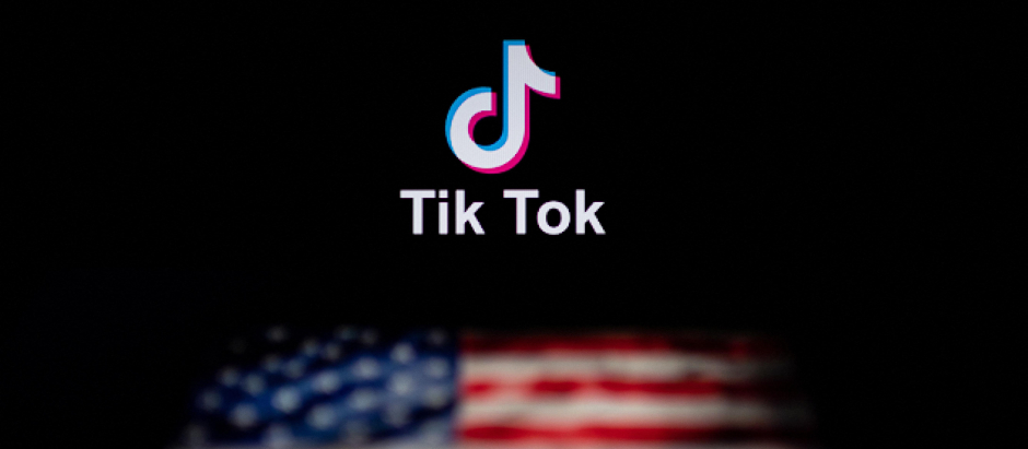 El logotipo de la aplicación de red social TikTok y una bandera de Estados Unidos