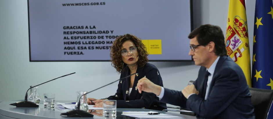 La ministra de Hacienda, María Jesús Montero y el exministro de Sanidad, Salvador Illa